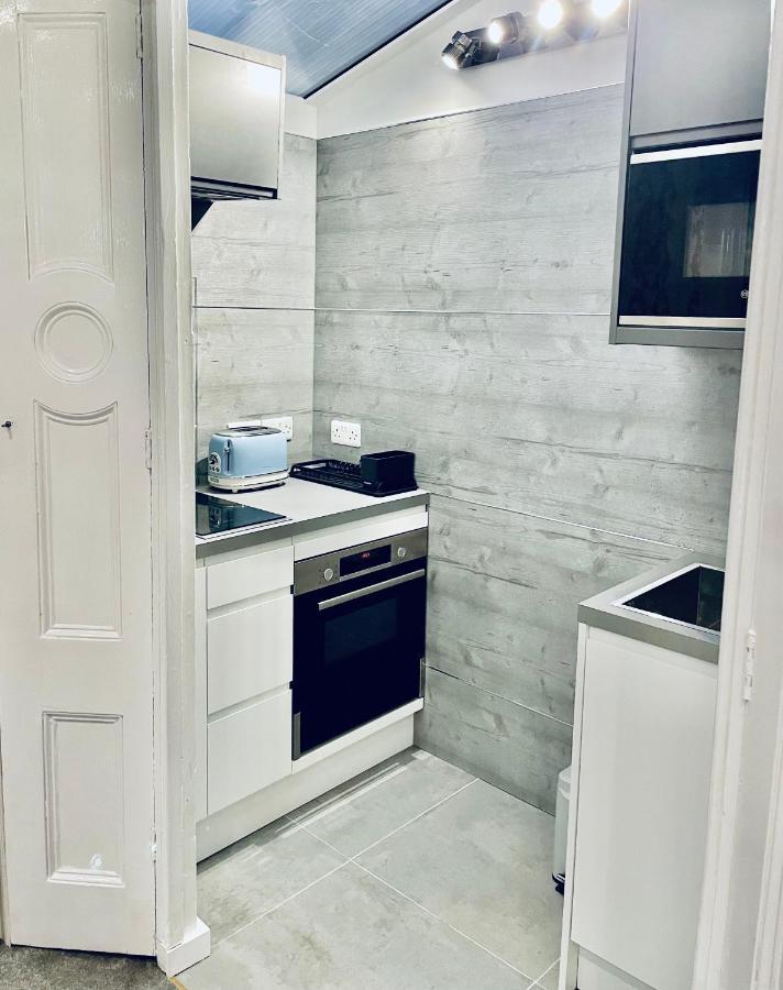 Deluxe Studios With Spa Included 포츠머스 외부 사진