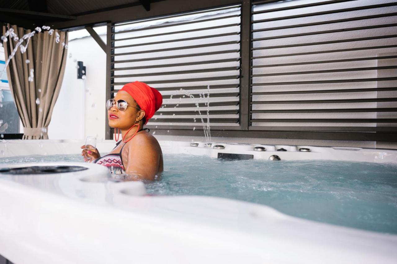 Deluxe Studios With Spa Included 포츠머스 외부 사진